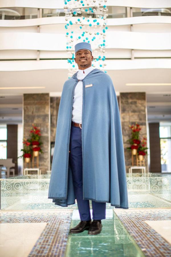 Готель The View Бузніка Екстер'єр фото A hotel manager wearing a blue cloak